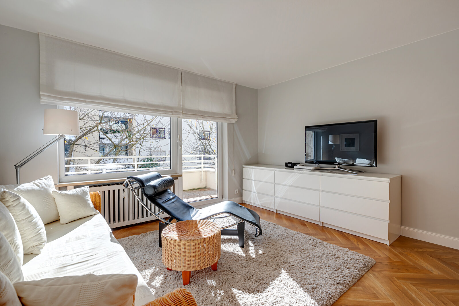 Bright 2-room apartment with south-loggia - Photo 2