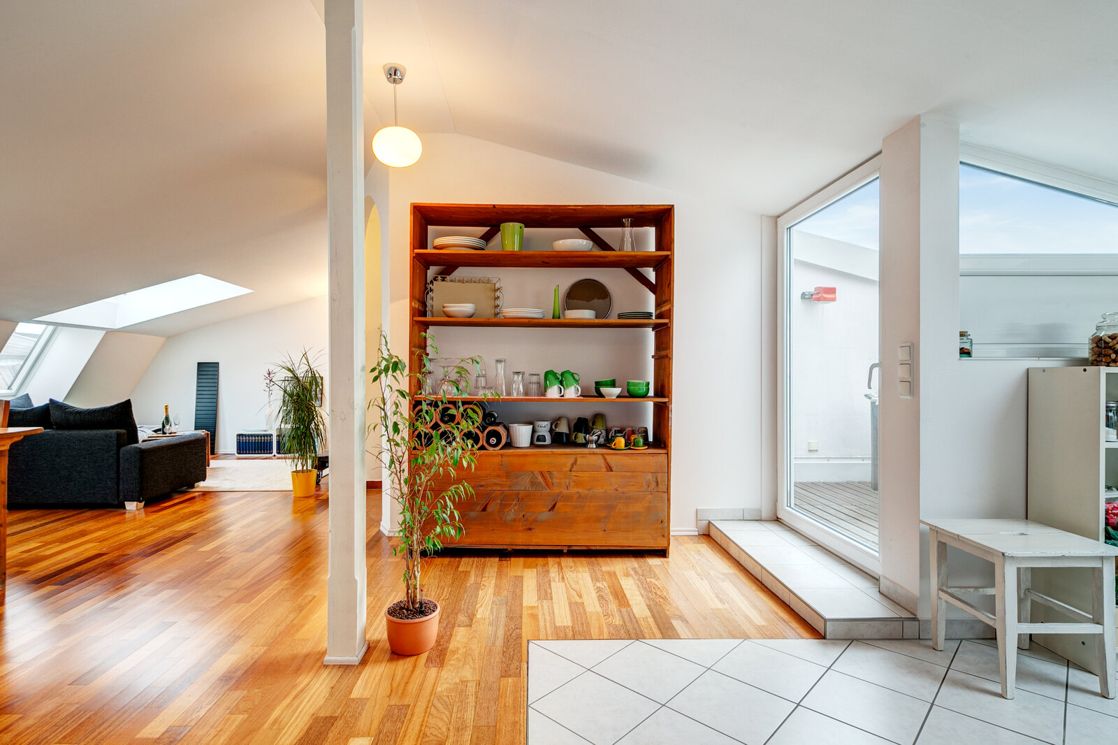 Light-flooded roof-terrace apartment for rent - Photo 1