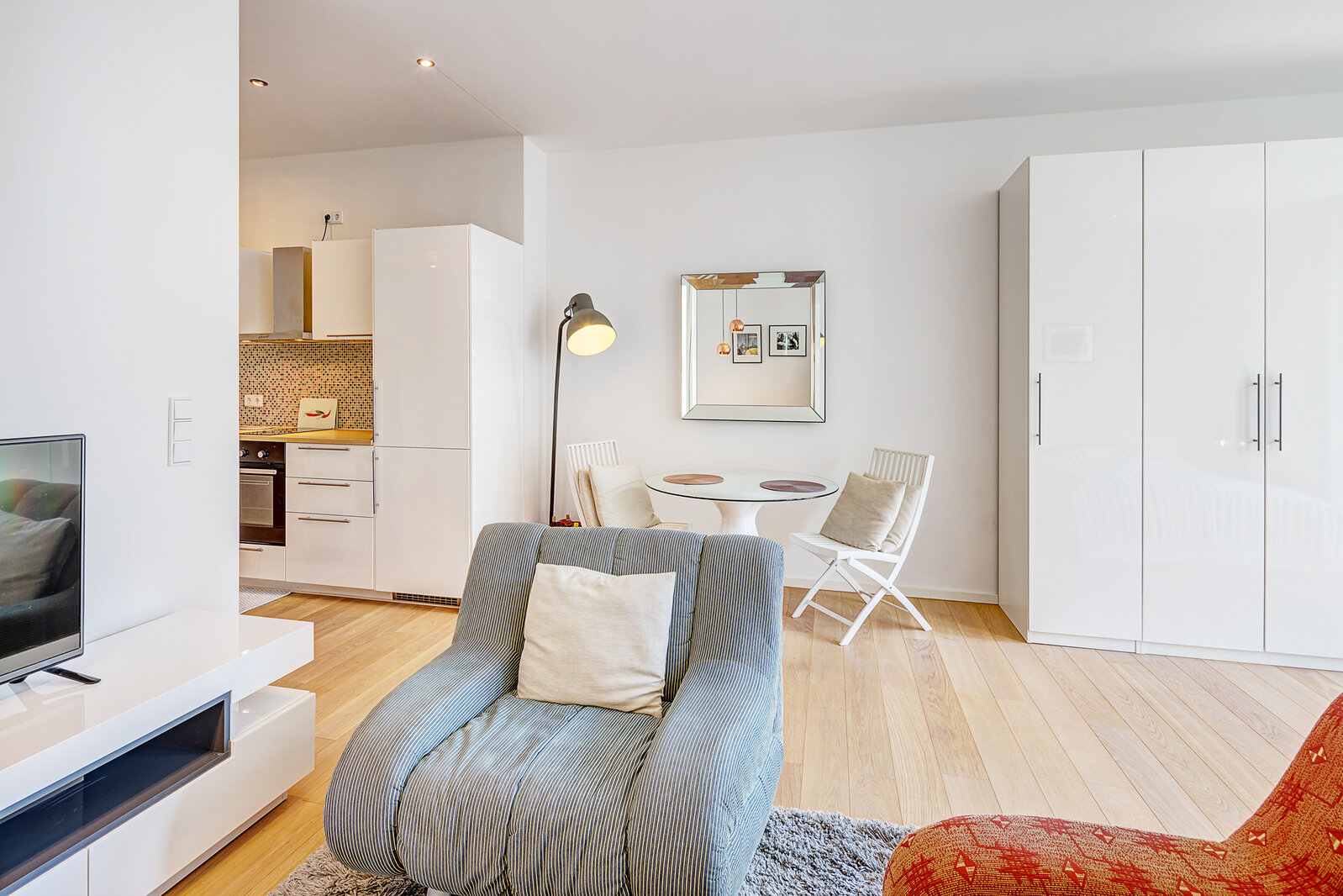 For rent: Bright city apartment with open sleeping area - Photo 5