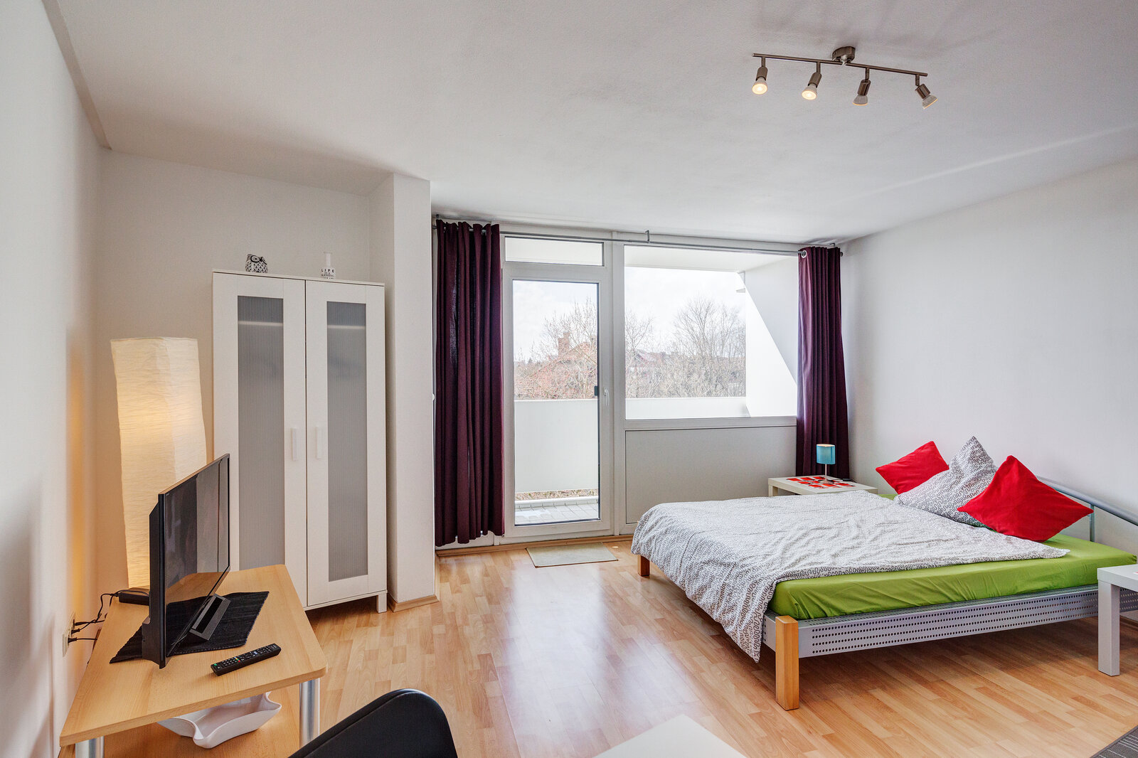 Bright apartment with southwest facing balcony - Photo 2