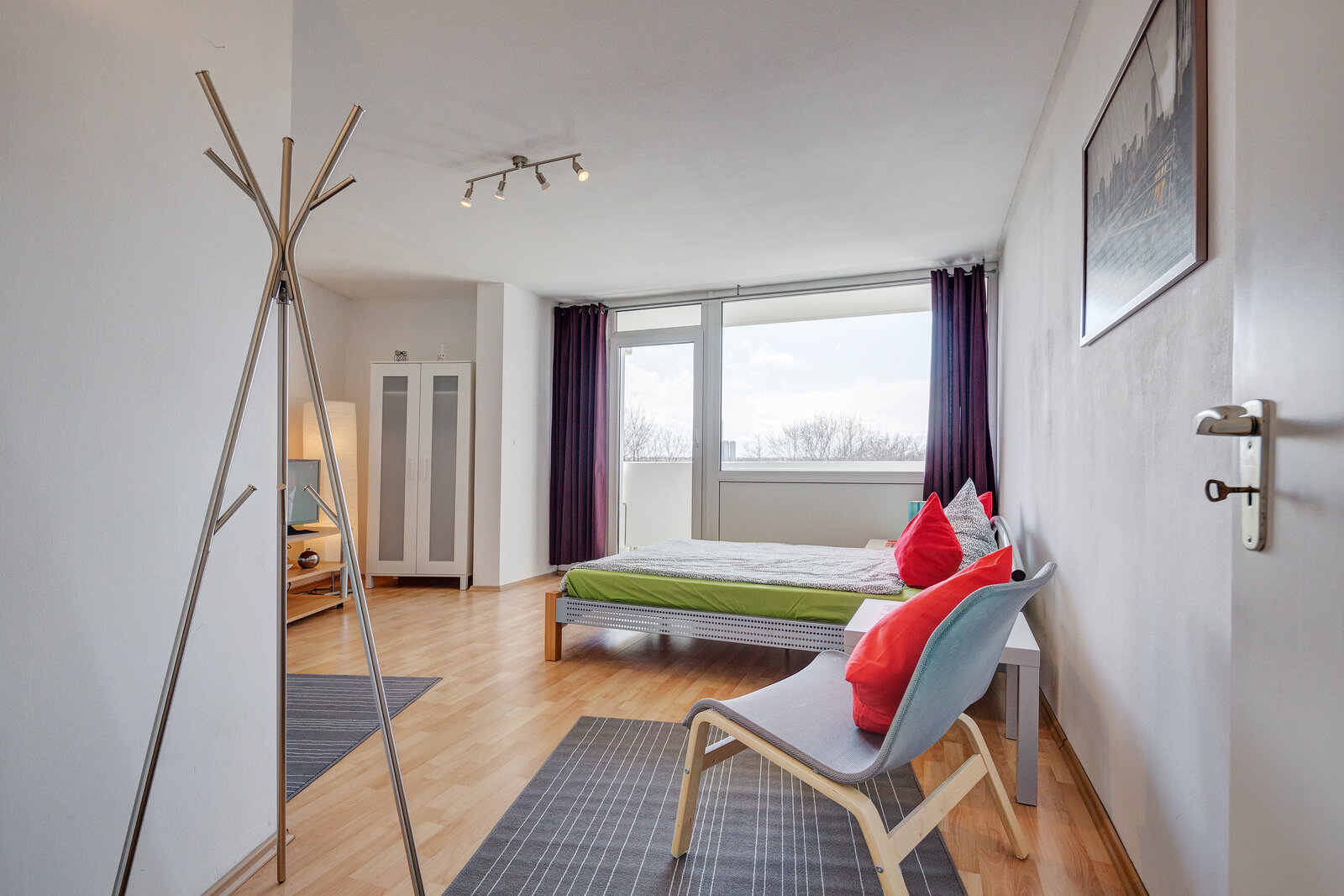 Bright apartment with southwest facing balcony - Photo 3
