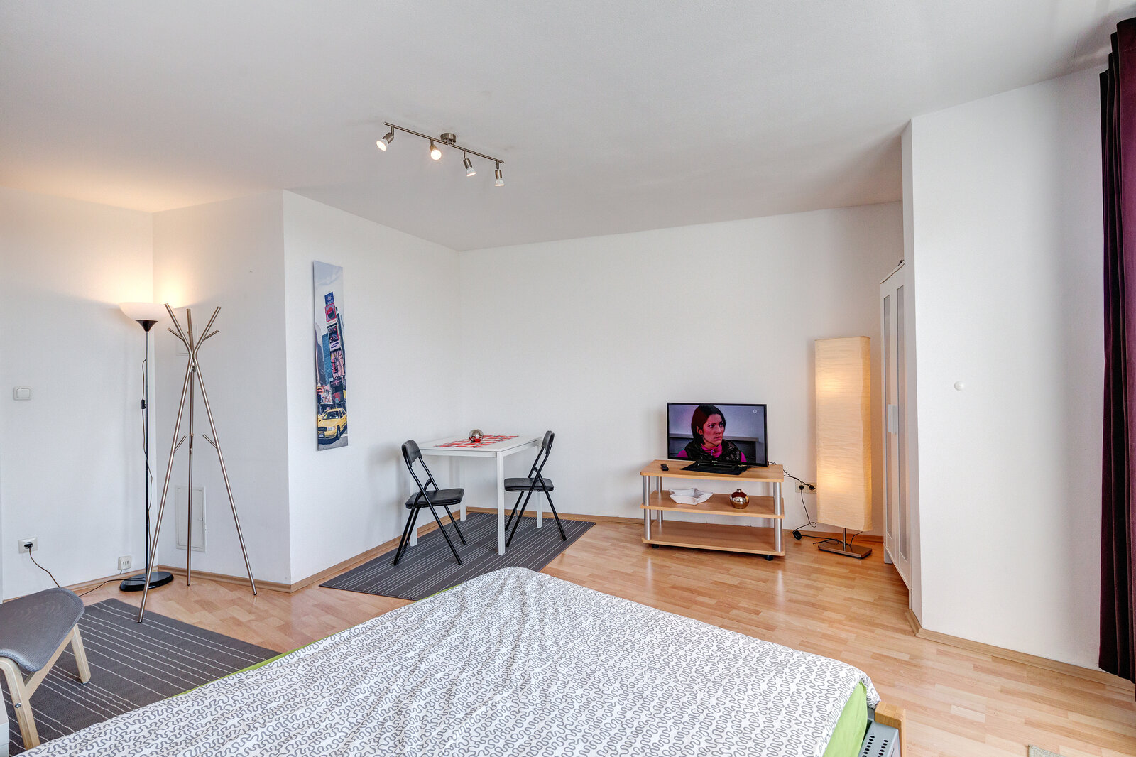 Bright apartment with southwest facing balcony - Photo 1