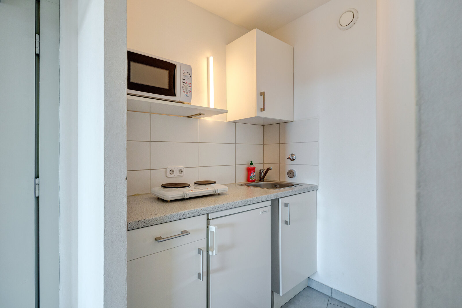 Bright apartment with southwest facing balcony - Photo 5
