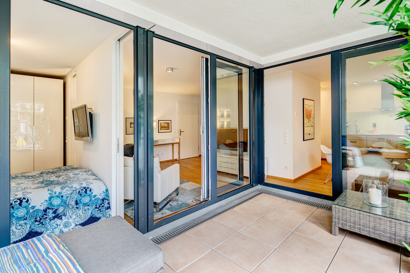 Tastefully furnished apartment with balcony - Photo 2