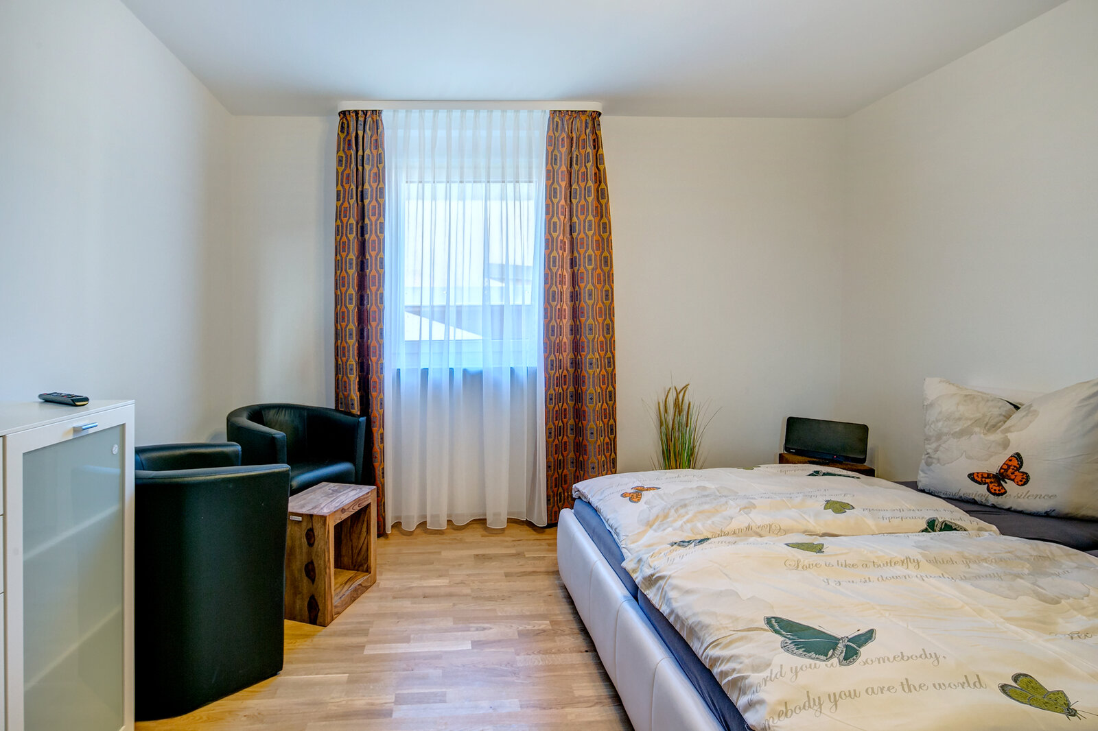 Spacious, furnished studio apartment - Photo 2