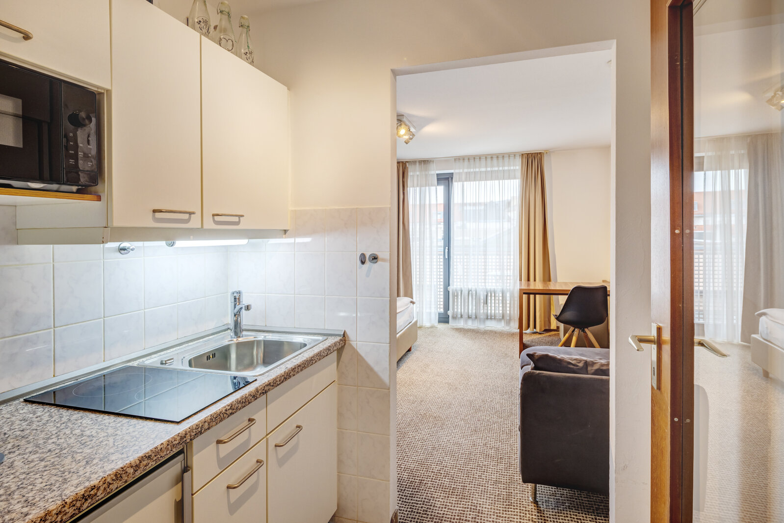 Central location near main station: Apartment within hotel - Photo 5