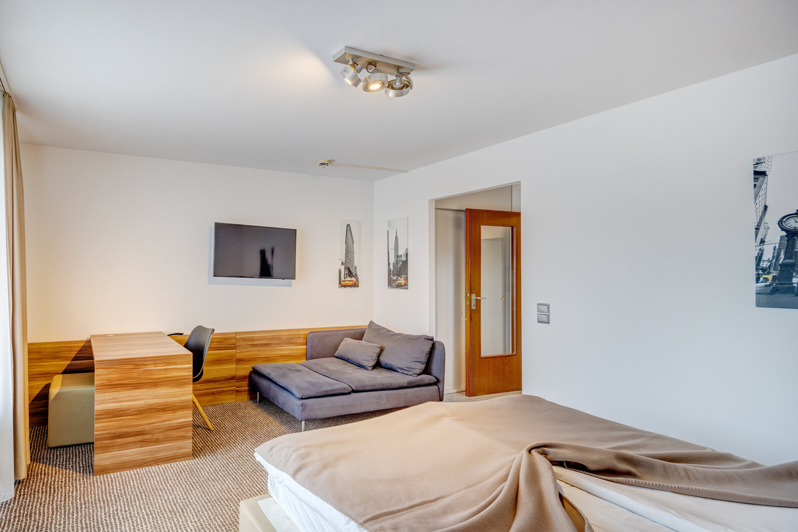 Central location near main station: Apartment within hotel - Photo 1
