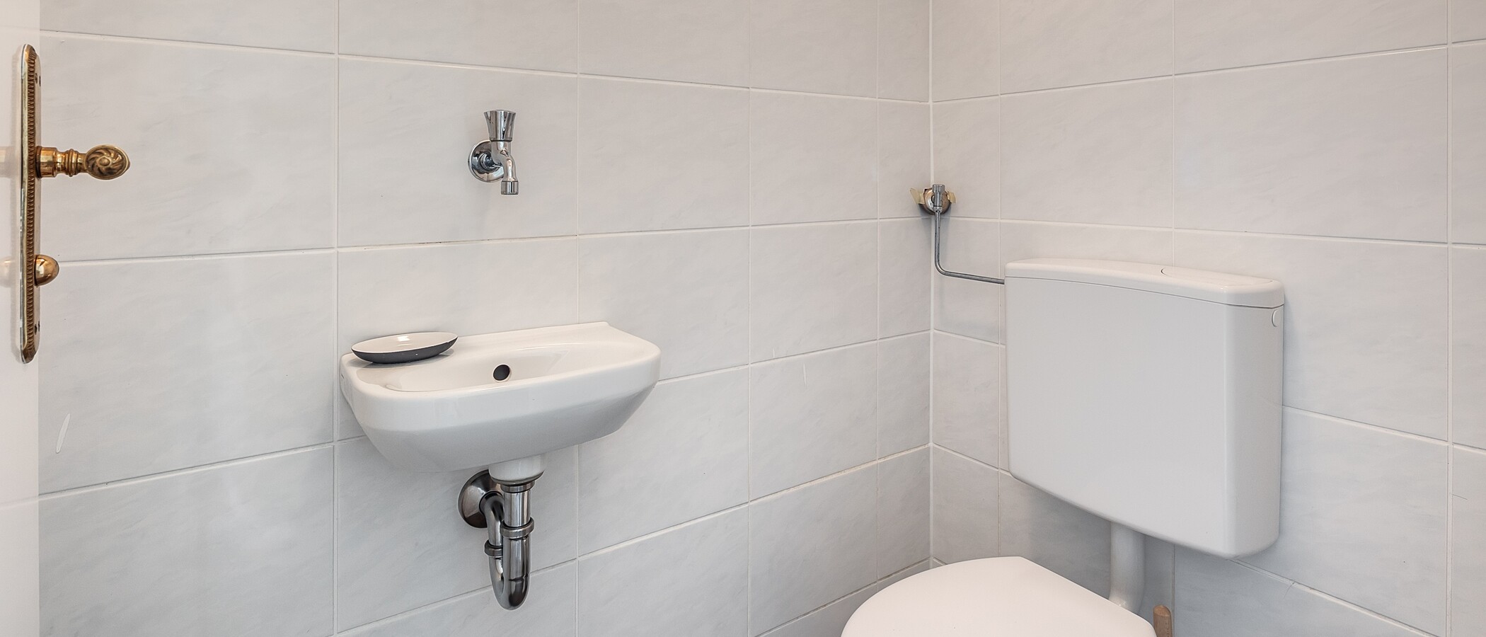 apartment München Neuhausen 01 guest toilet 10004