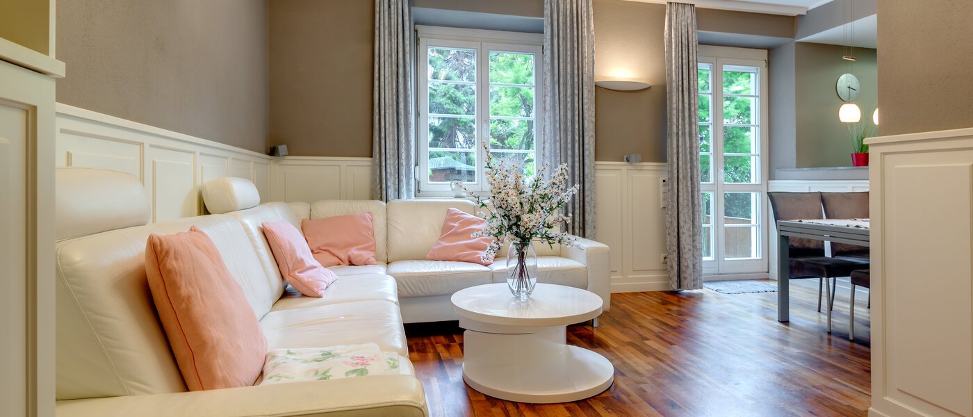 apartment with garden 	 München Schwabing-West (rund um den Bonner Platz) 01 living room 10060