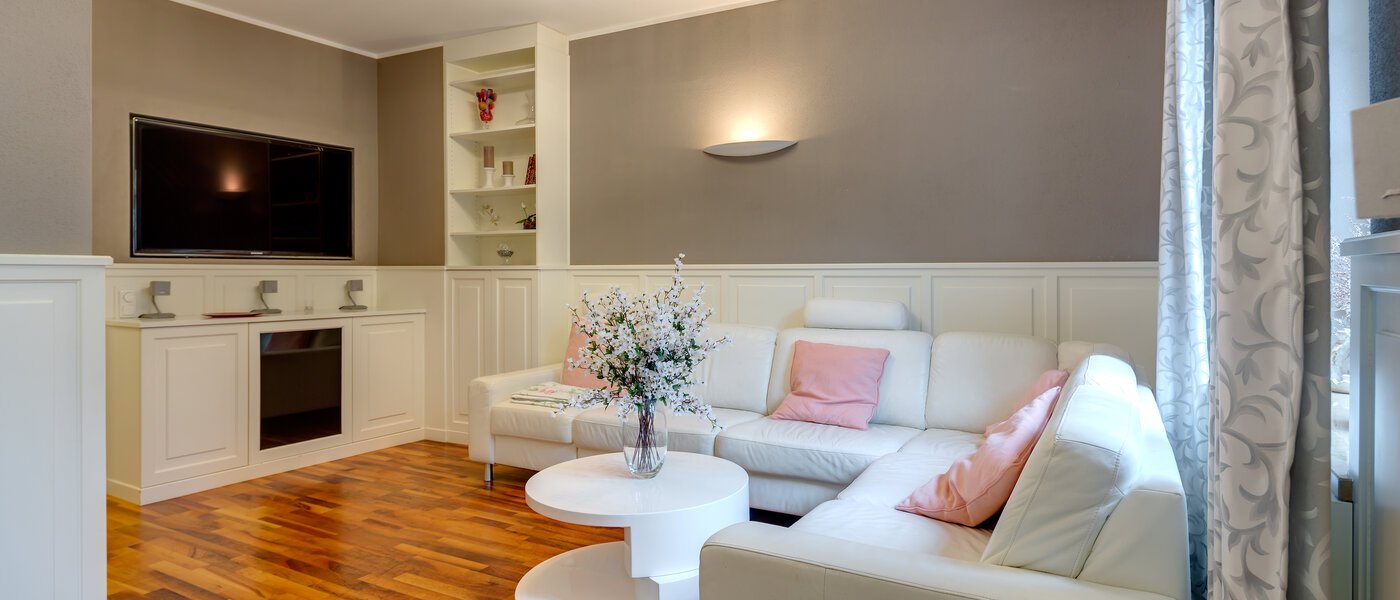 apartment with garden 	 München Schwabing-West (rund um den Bonner Platz) 02 living room 10060