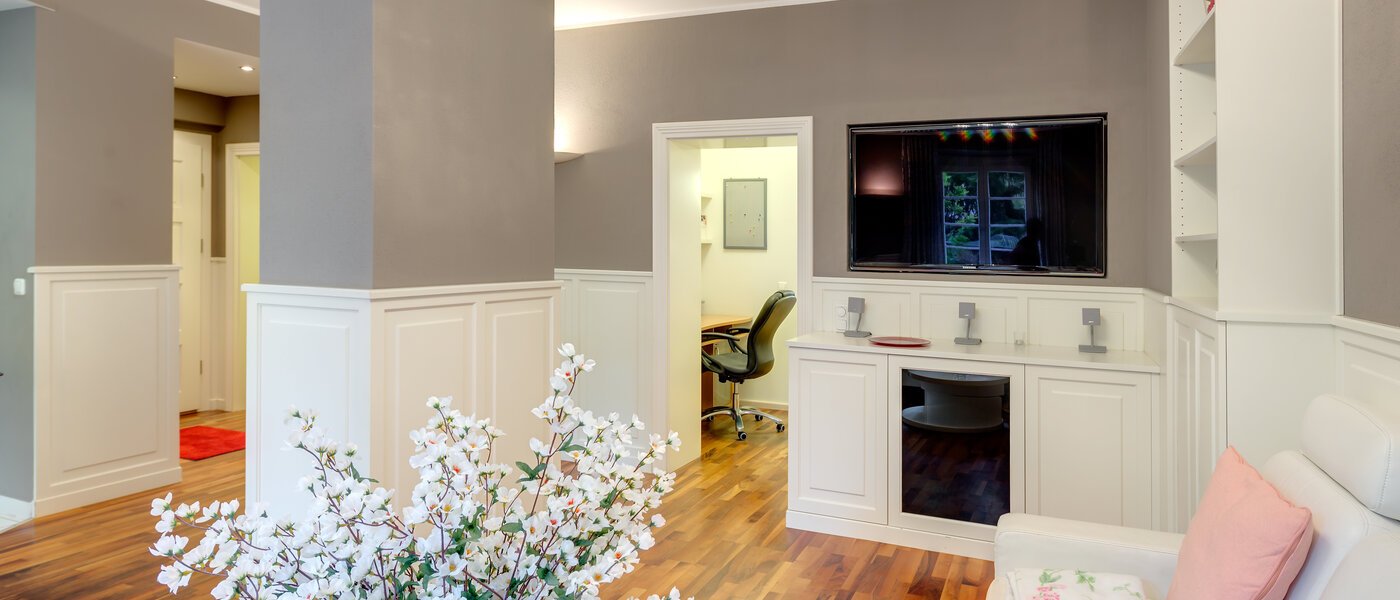 apartment with garden 	 München Schwabing-West (rund um den Bonner Platz) 03 living room 10060