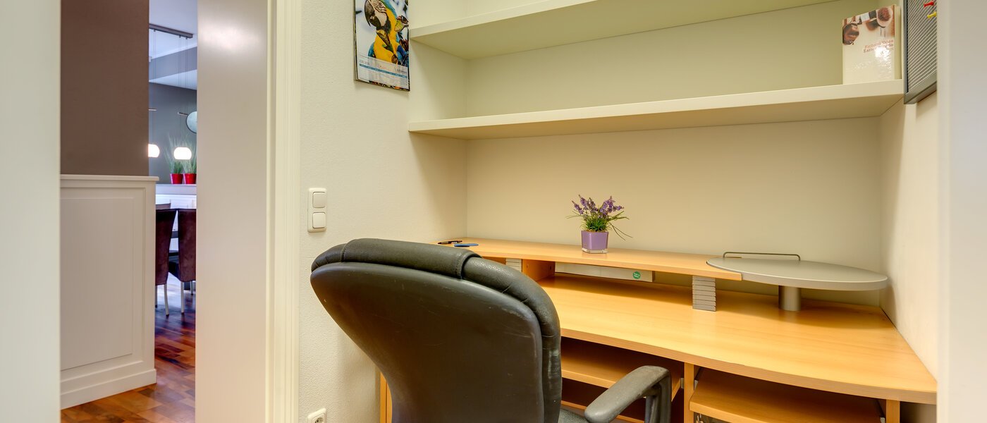 apartment with garden 	 München Schwabing-West (rund um den Bonner Platz) 02 office area 10060