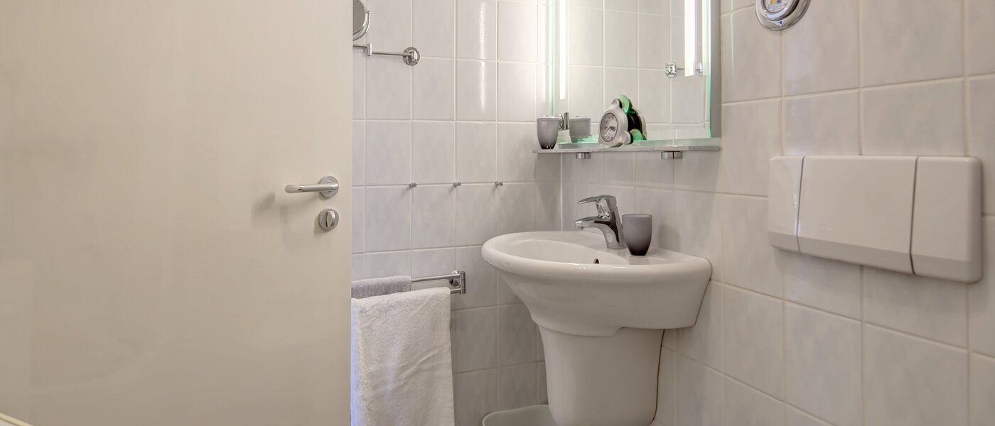 apartment München Neuhausen 03 bathroom 10124