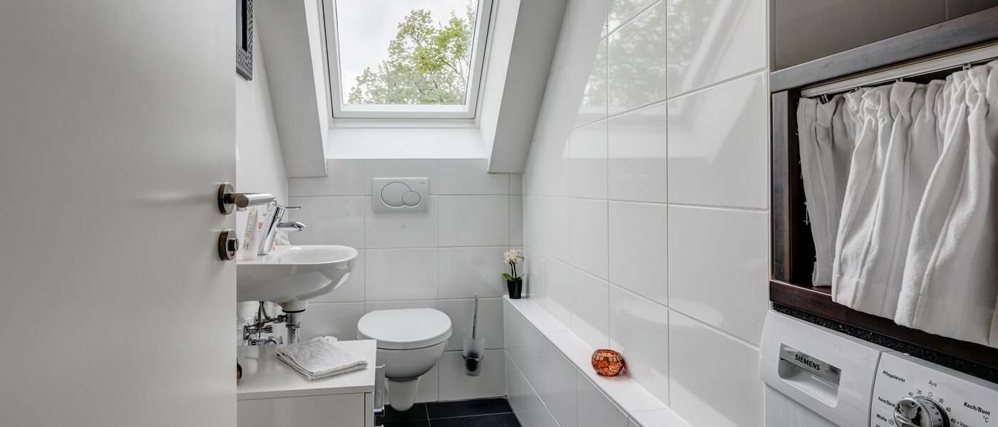attic apartment München Obersendling 01 guest toilet 10566