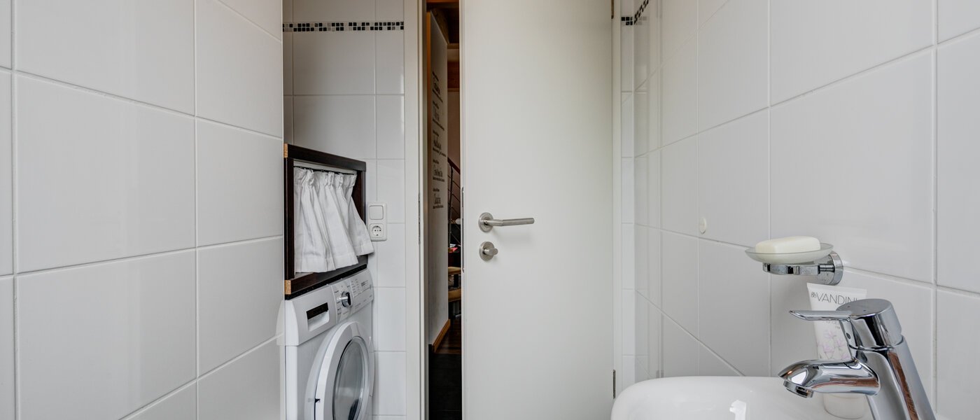 attic apartment München Obersendling 02 guest toilet 10566