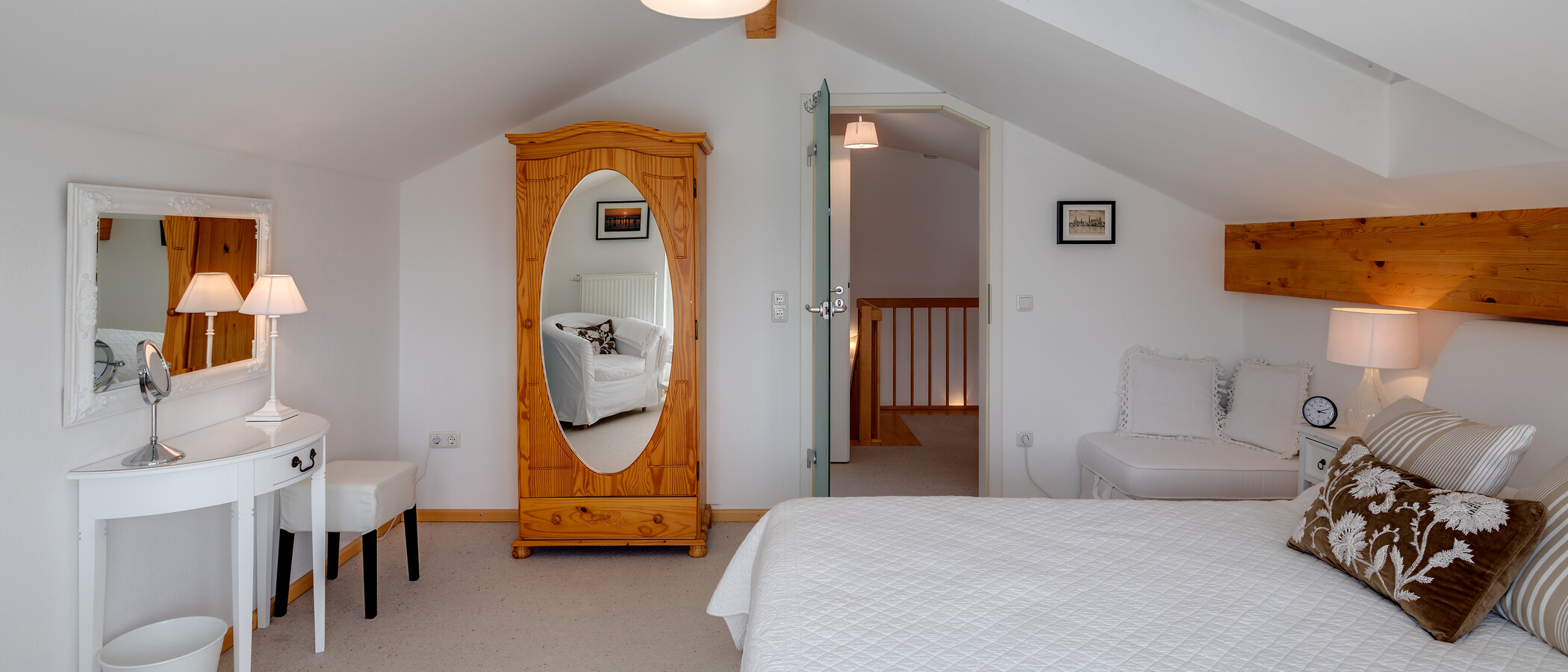maisonette-gallery apartment Tutzing 05 sleeping area 10604