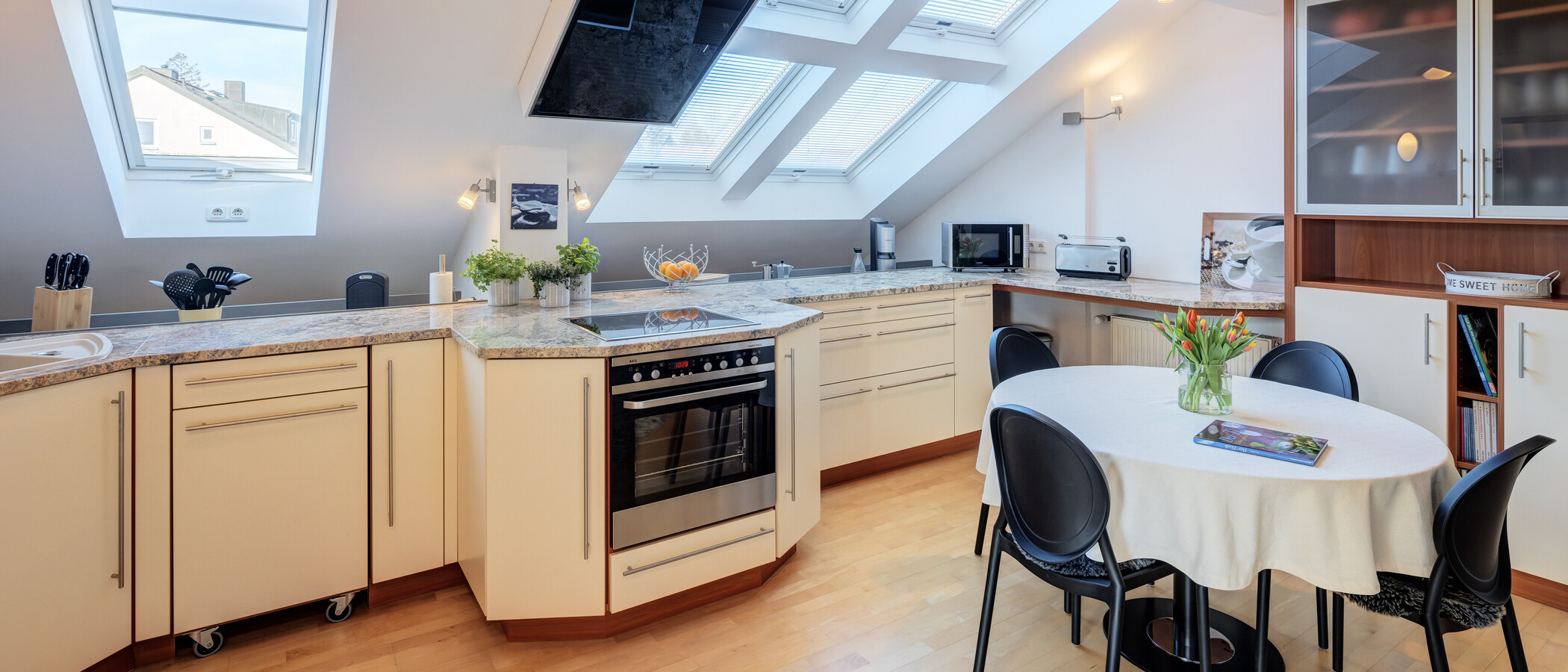 attic apartment Gräfelfing 02 kitchen 10636