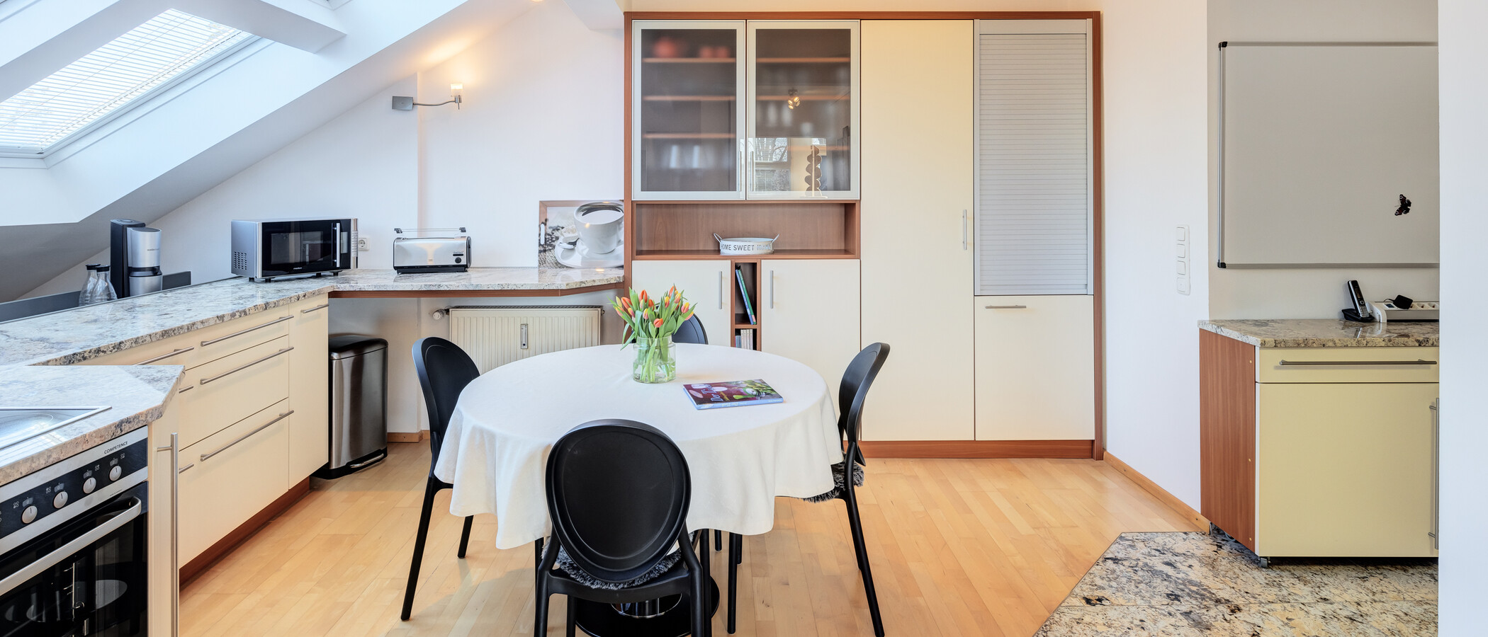 attic apartment Gräfelfing 03 kitchen 10636