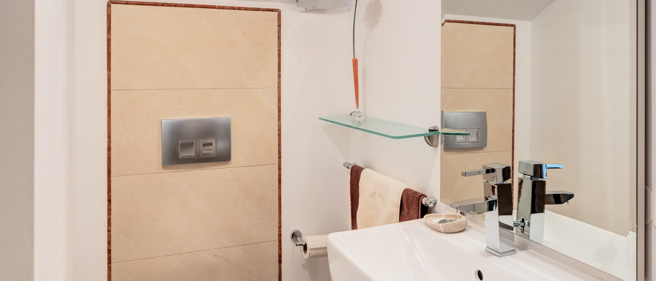 attic apartment Gräfelfing 01 guest toilet 10636