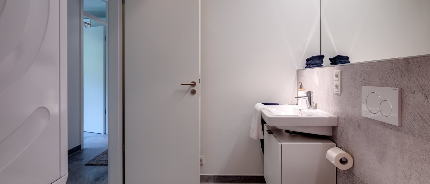 apartment München Bogenhausen 03 2. bathroom 10643