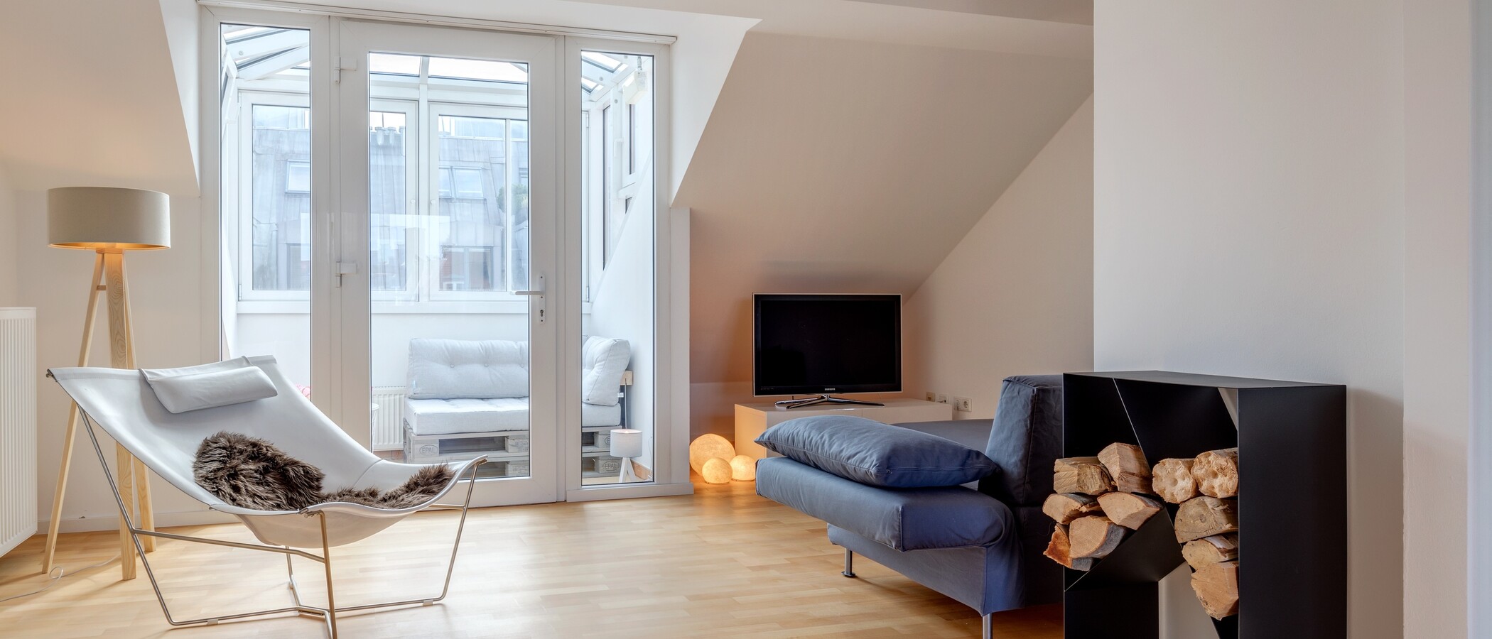 attic apartment München Schwabing-Nord (zw. Belgrad- & Leopoldstraße) 03 living room 10759