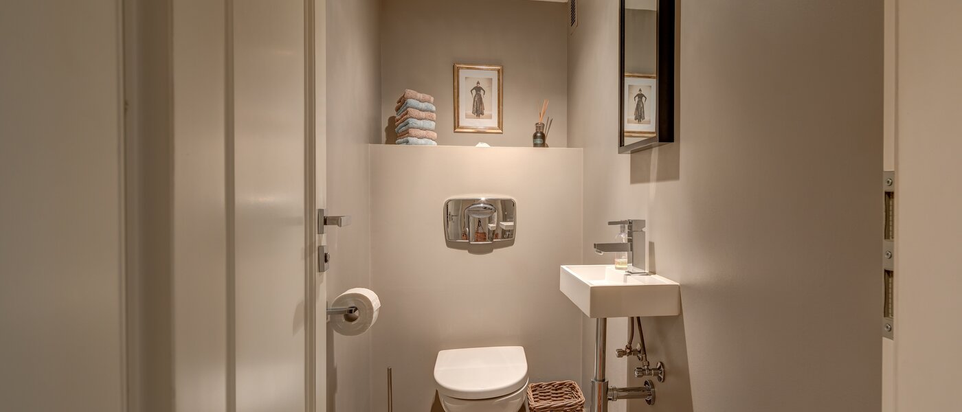 apartment München Herzogpark 01 guest toilet 10801