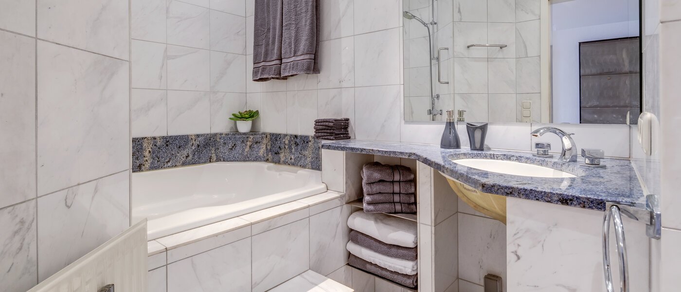 attic apartment München Denning 01 bathroom 10809