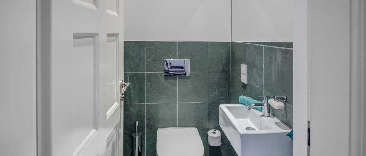 apartment München Bogenhausen 01 separate toilet 10830