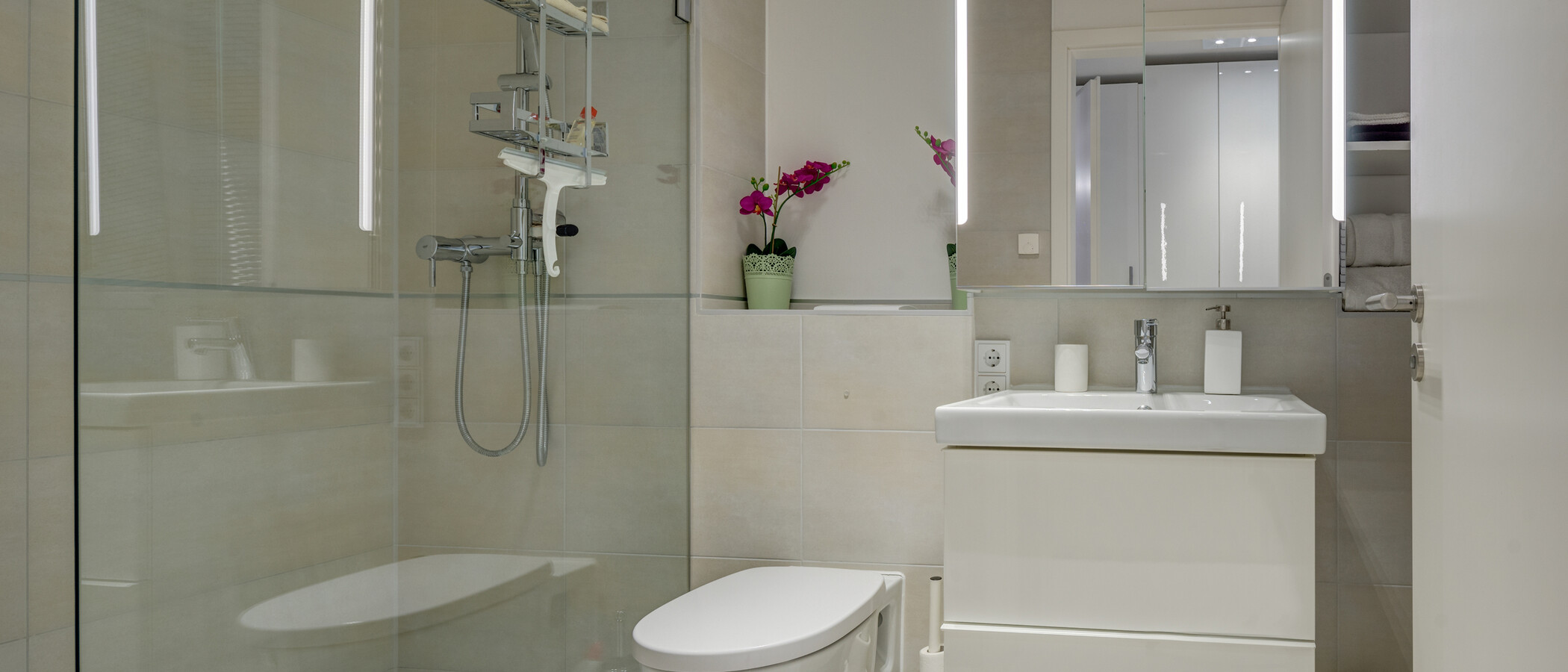 apartment München Schwabing-Georgenschwaige 01 2. bathroom 10906