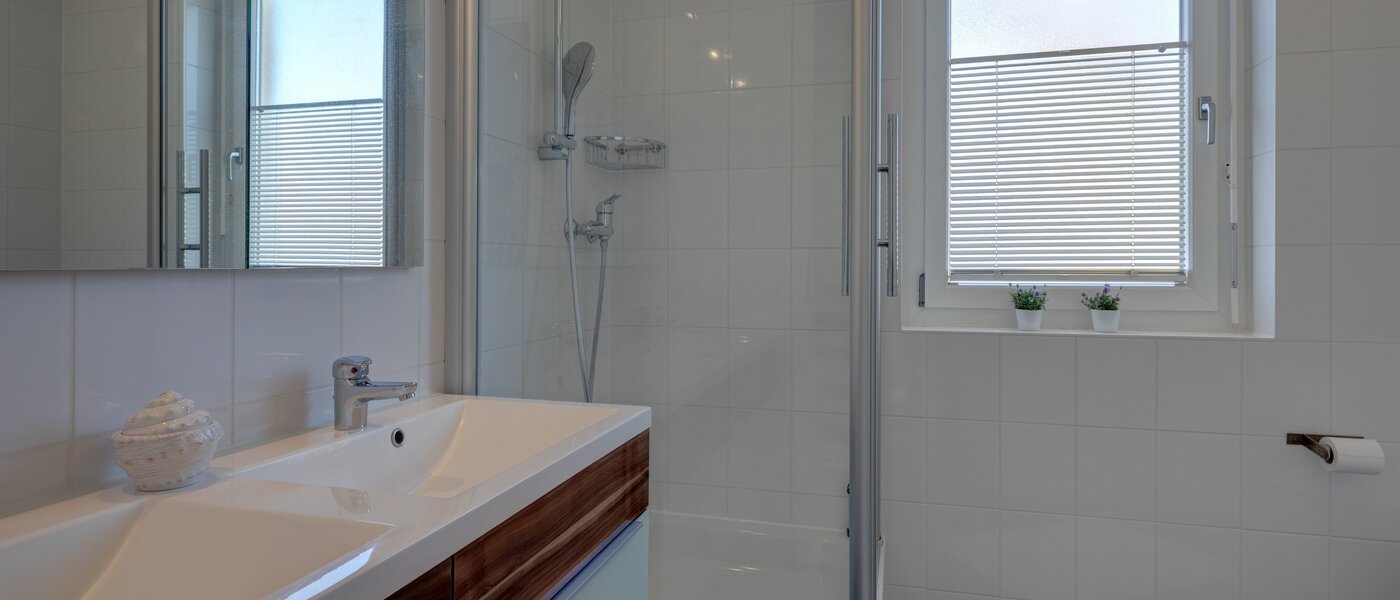 semi-detached house Gröbenzell 02 bathroom 11015