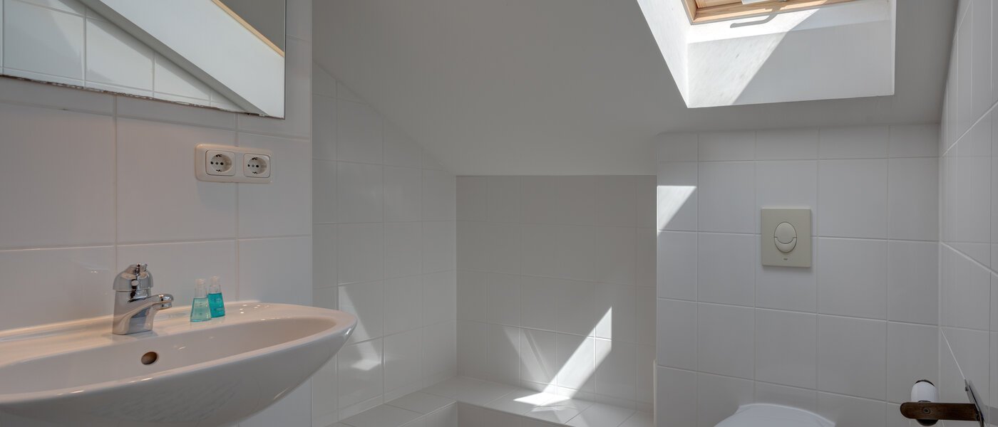 semi-detached house Gröbenzell 02 2. bathroom 11015