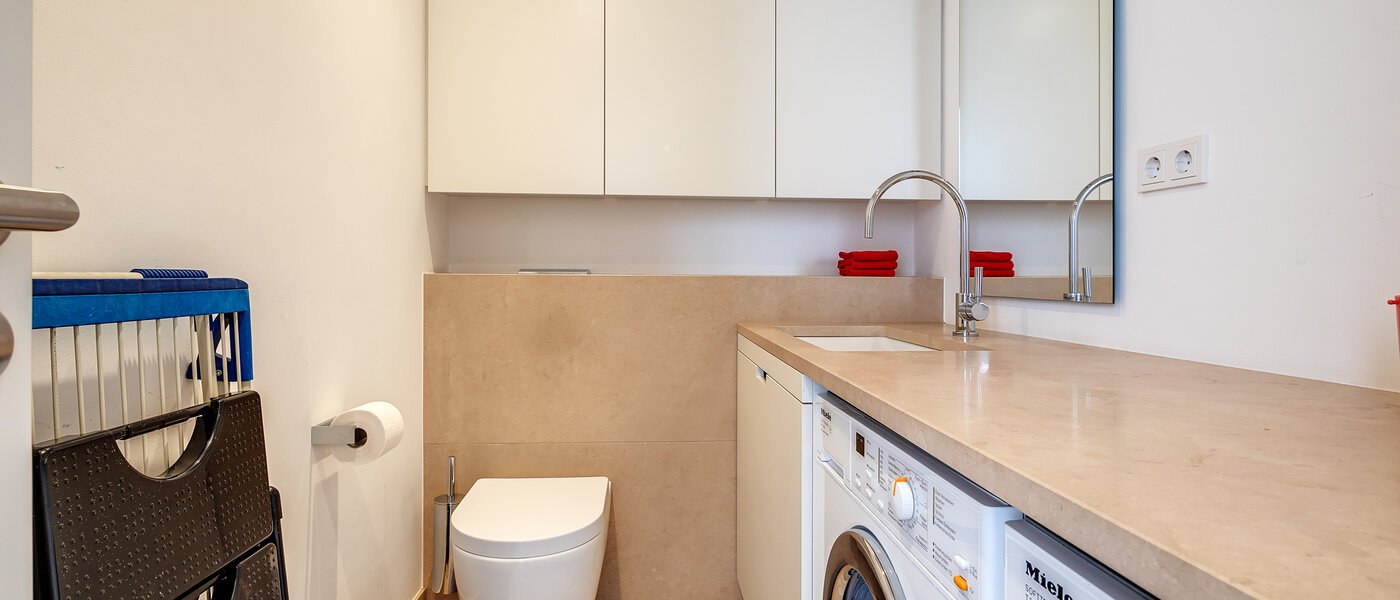 gallery apartment  München Au 01 guest toilet 11032