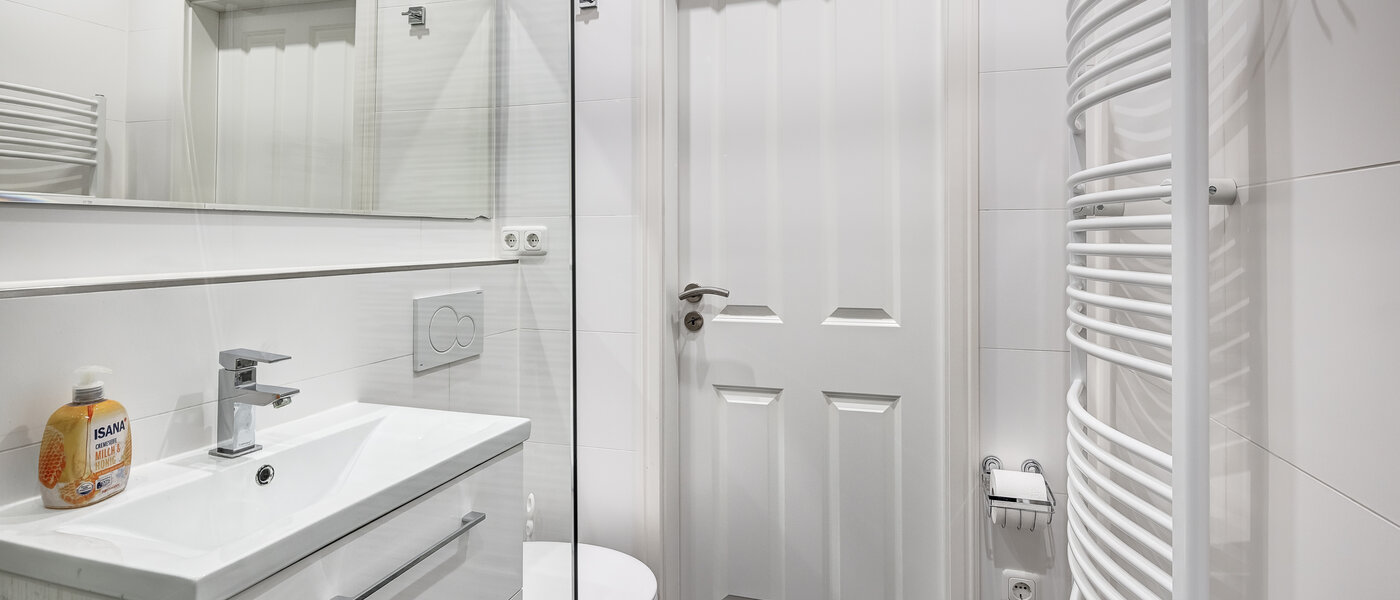 apartment München Arabellapark 02 bathroom 11073