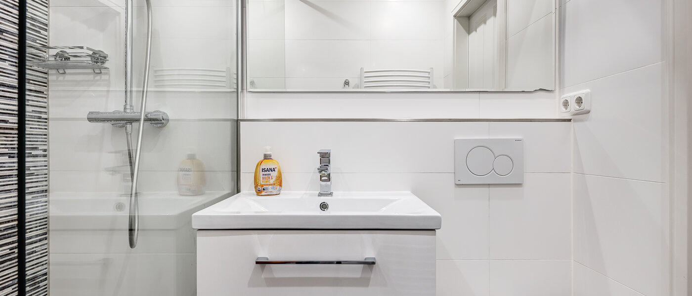 apartment München Arabellapark 03 bathroom 11073