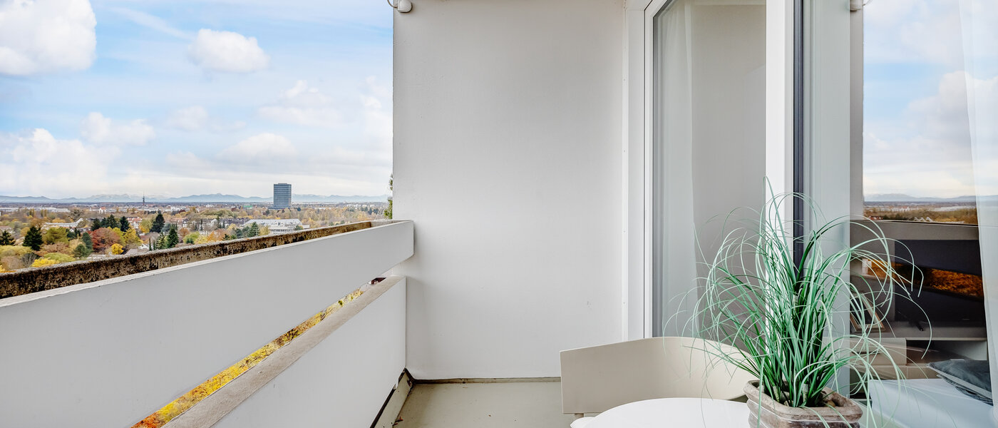 apartment München Arabellapark 02 balcony 11073
