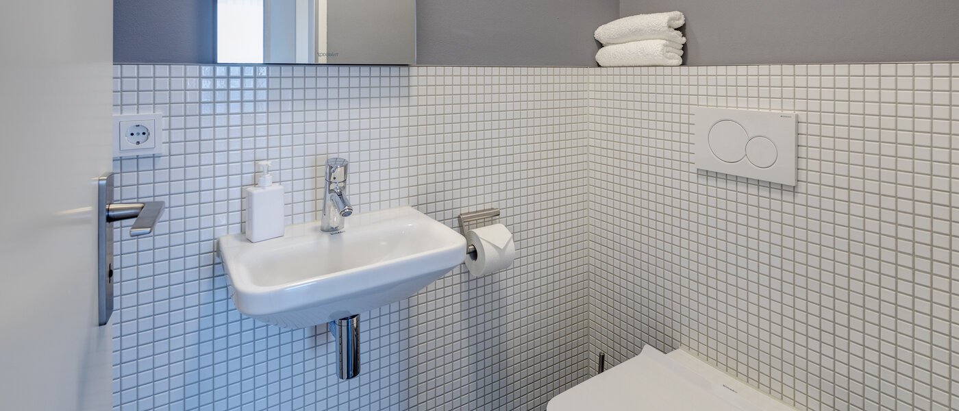 roof terrace apartment München Fasangarten 01 guest toilet 11218