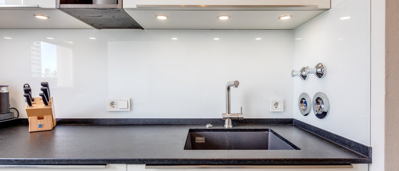 roof terrace apartment München Arabellapark 02 kitchen 11226