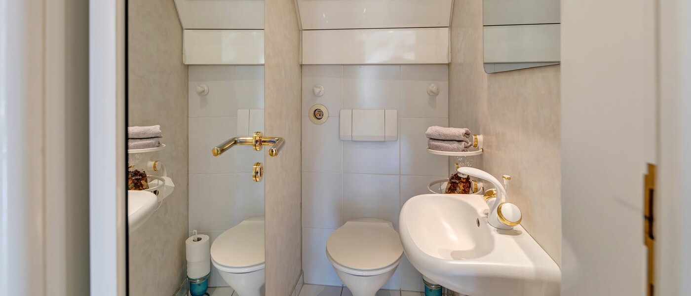roof terrace apartment München Menterschwaige 01 guest toilet 11267