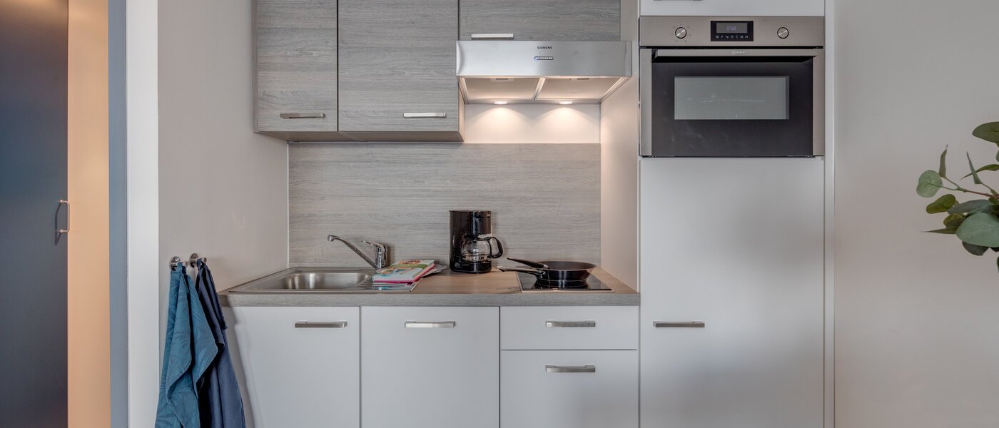 apartment München Arabellapark 01 kitchen 11422