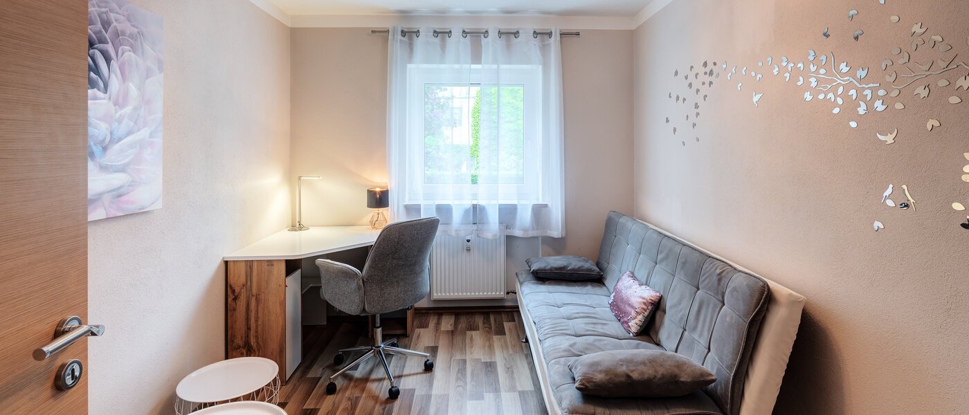 apartment München Milbertshofen 01 Workspace/Guestroom 11446