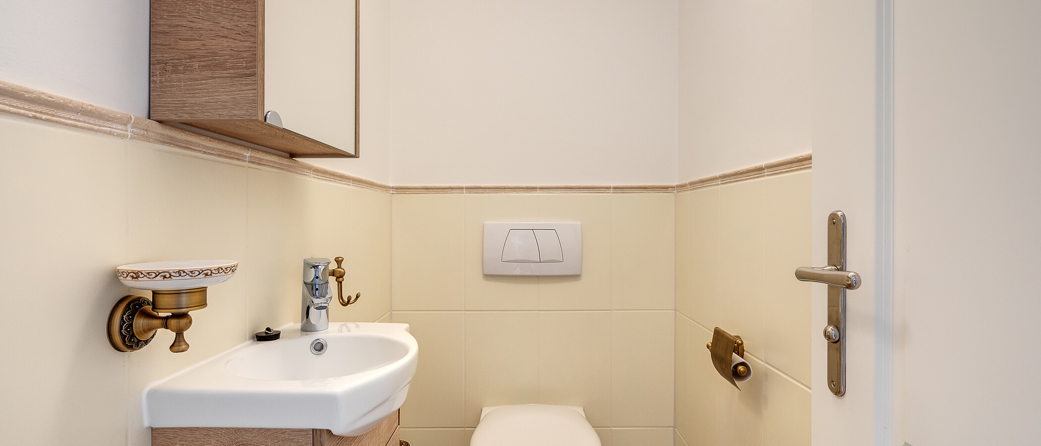 gallery apartment  München Moosach 01 guest toilet 11448
