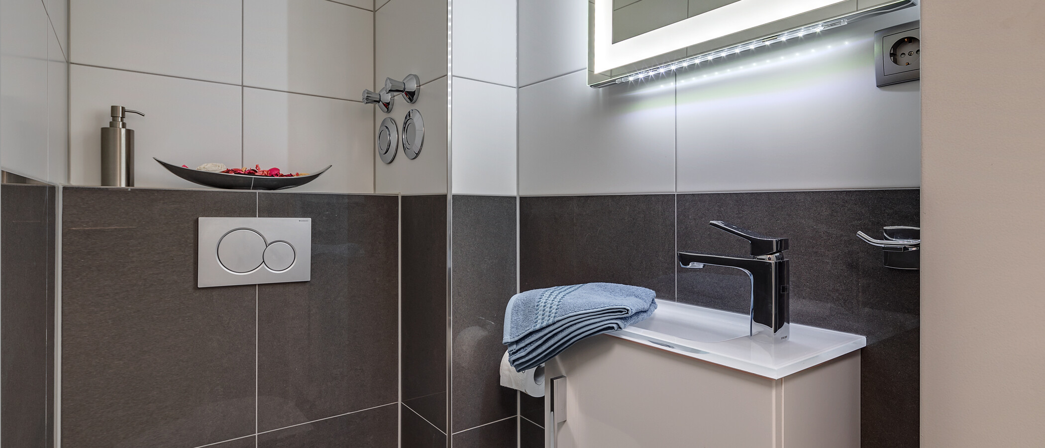 apartment München Thalkirchen 01 separate toilet 11557