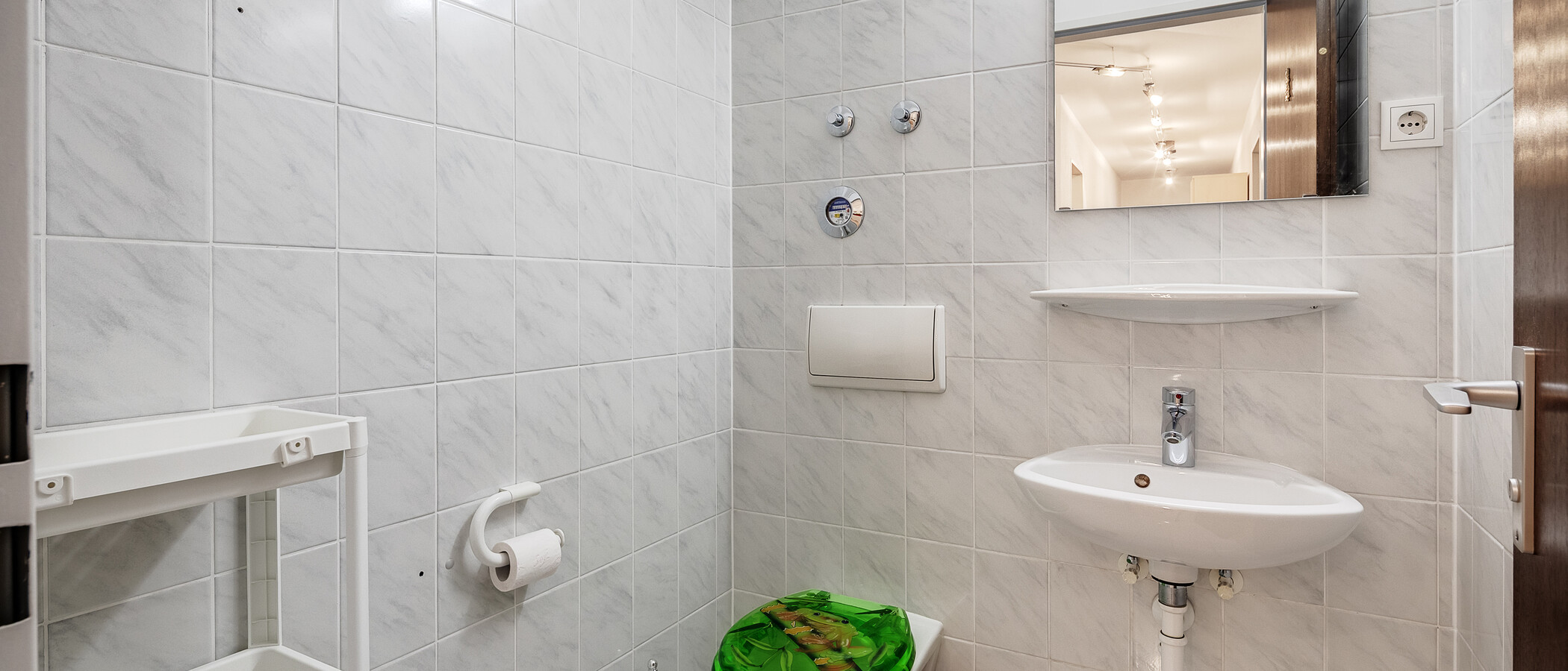 apartment München Oberföhring 01 guest toilet 11585
