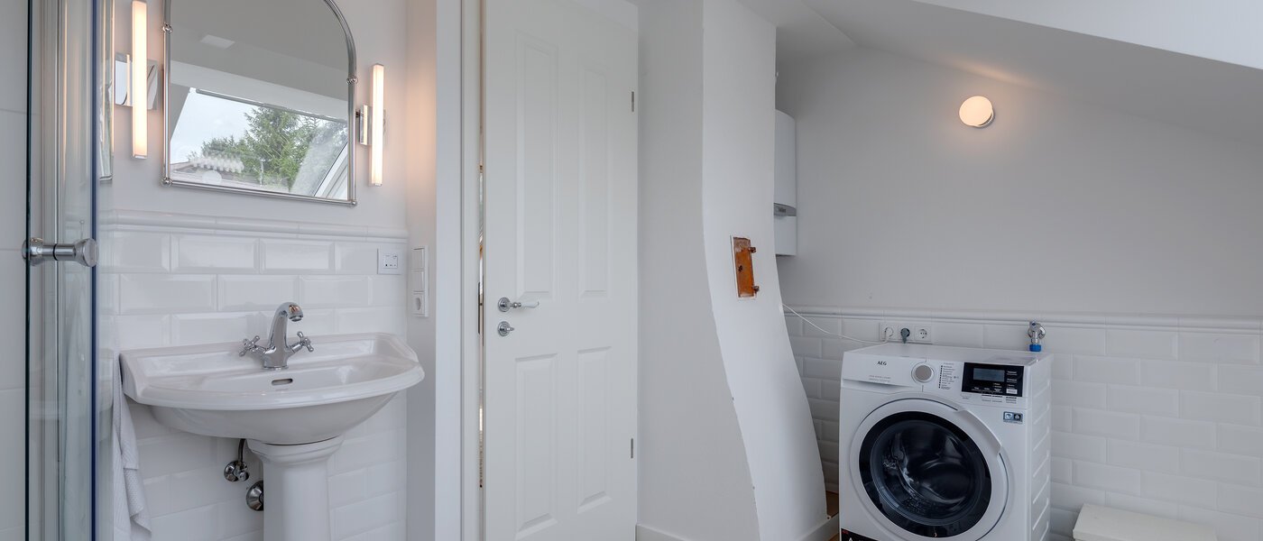 attic apartment Feldafing Tutzing 05 bathroom 11697