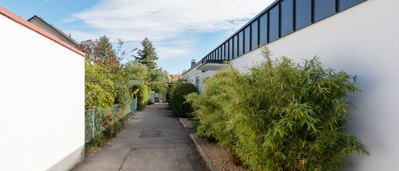 Bungalow Germering 01 access way 11857