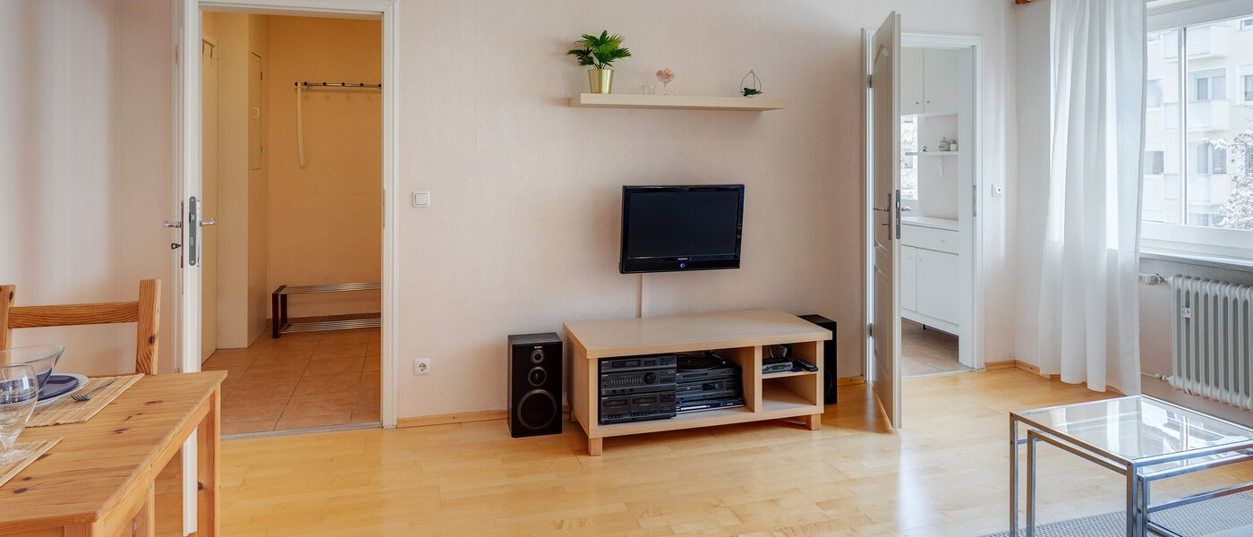 apartment München Schwabing-West (rund um den Hohenzollernplatz) 02 living area 1187