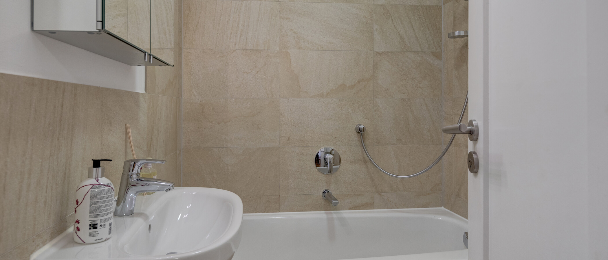 apartment München Schwabing (links der Leopoldstraße) 01 bathroom 11895