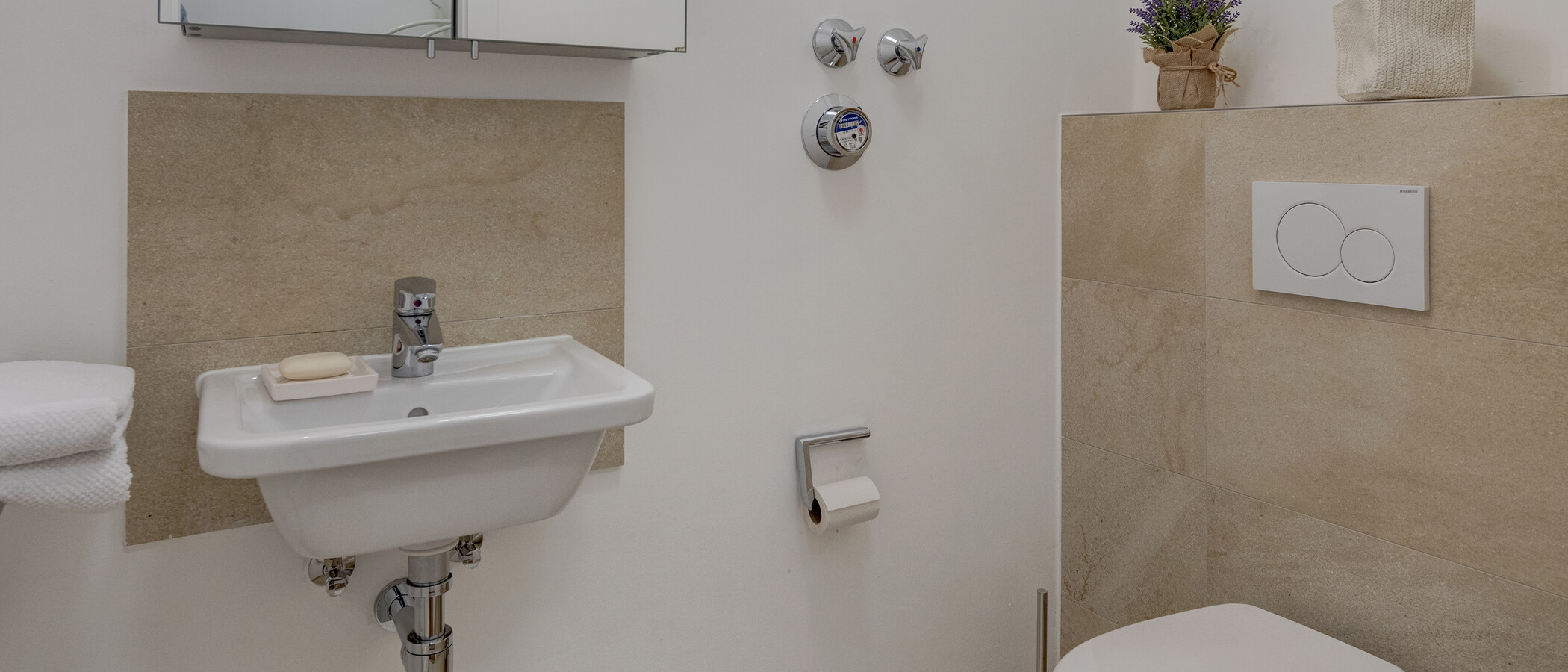apartment München Schwabing (links der Leopoldstraße) 01 guest toilet 11895