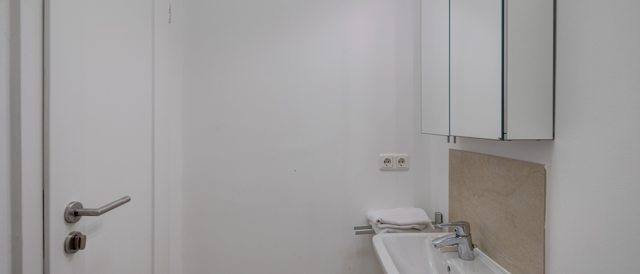 apartment München Schwabing (links der Leopoldstraße) 02 guest toilet 11895