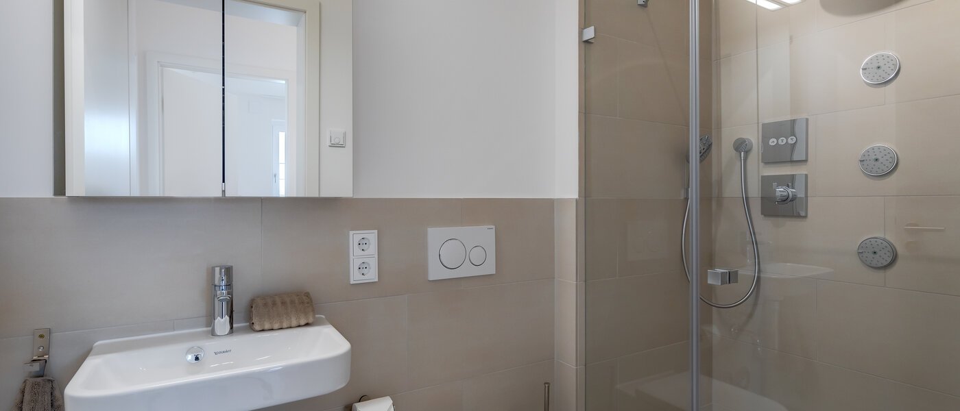 apartment München Neuhausen 01 2. bathroom 11921